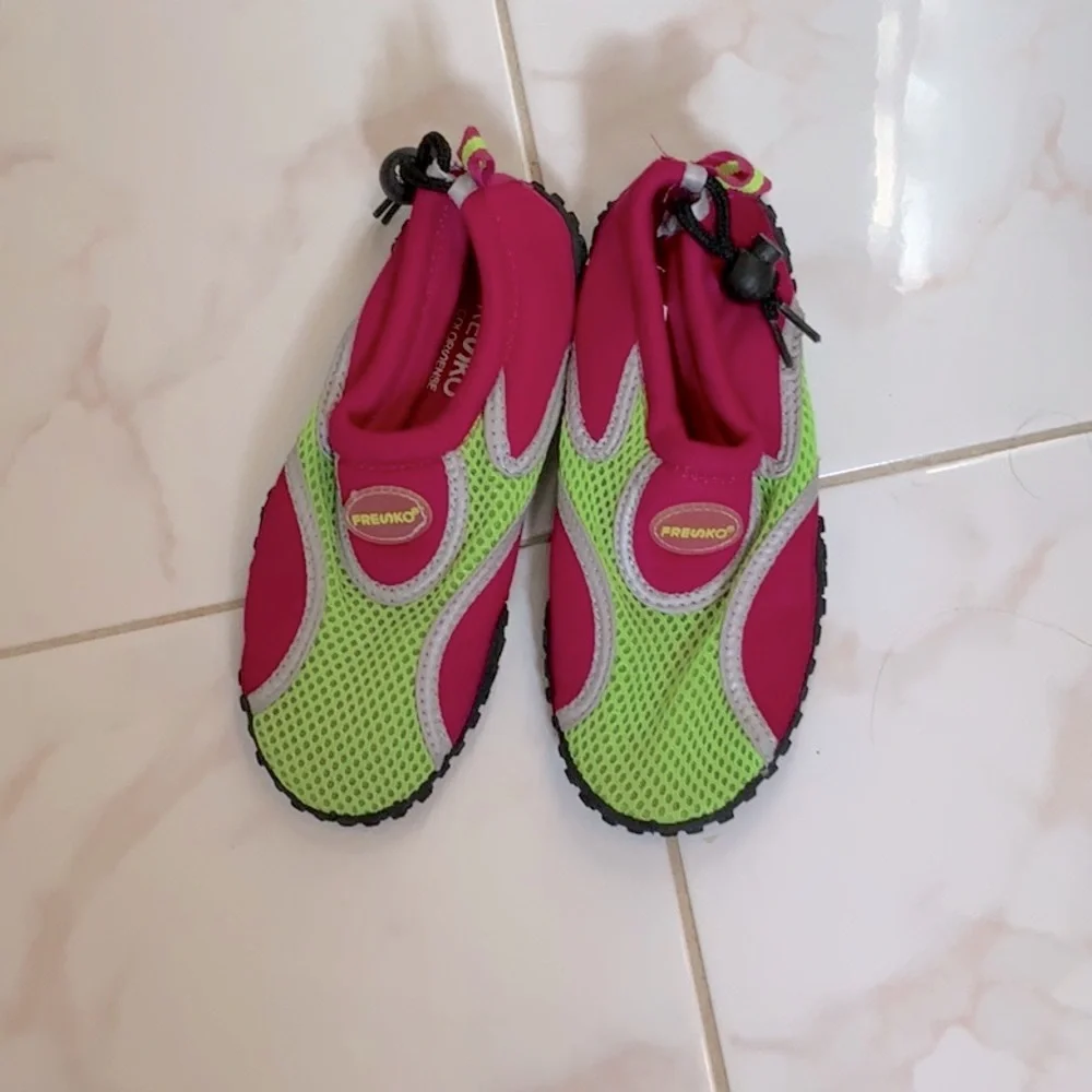 5/$25 - Fresko girls fuchsia and lime green water/swim shoes in little kid 13